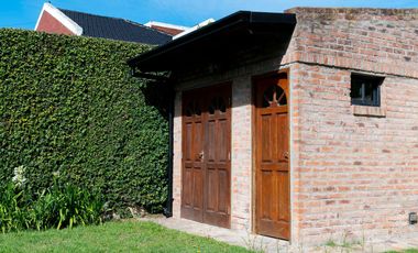 Casa de 2 dormitorios, parque y pileta en Villa Elisa