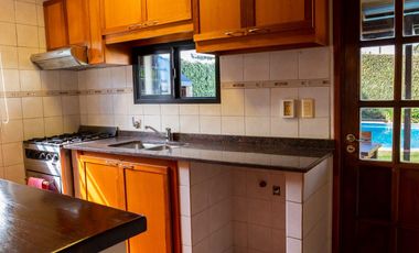 Casa de 2 dormitorios, parque y pileta en Villa Elisa