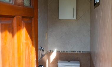 Casa de 2 dormitorios, parque y pileta en Villa Elisa