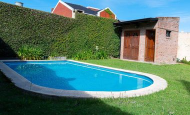 Casa de 2 dormitorios, parque y pileta en Villa Elisa