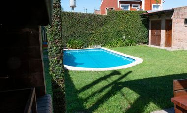 Casa de 2 dormitorios, parque y pileta en Villa Elisa