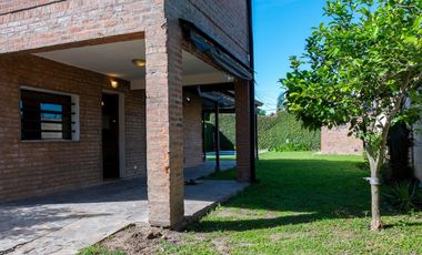 Casa de 2 dormitorios, parque y pileta en Villa Elisa