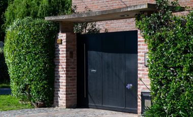 Casa de 2 dormitorios, parque y pileta en Villa Elisa