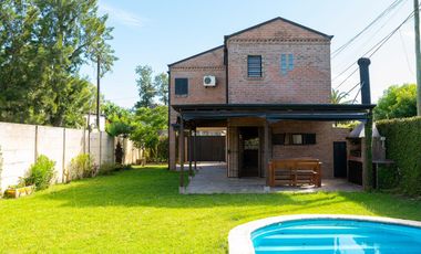 Casa de 2 dormitorios, parque y pileta en Villa Elisa