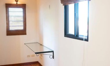 Casa de 2 dormitorios, parque y pileta en Villa Elisa