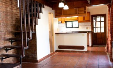 Casa de 2 dormitorios, parque y pileta en Villa Elisa