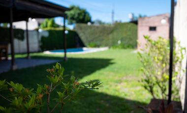 Casa de 2 dormitorios, parque y pileta en Villa Elisa