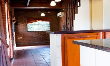 Casa de 2 dormitorios, parque y pileta en Villa Elisa