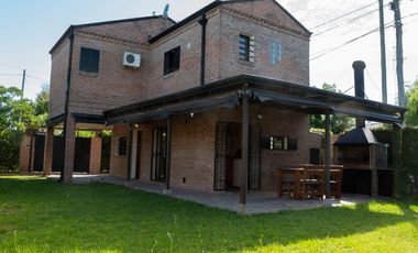 Casa de 2 dormitorios, parque y pileta en Villa Elisa