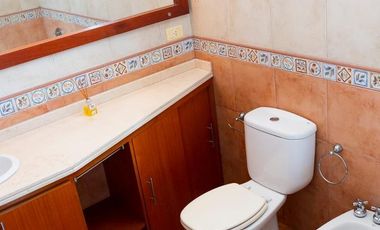 Casa de 2 dormitorios, parque y pileta en Villa Elisa