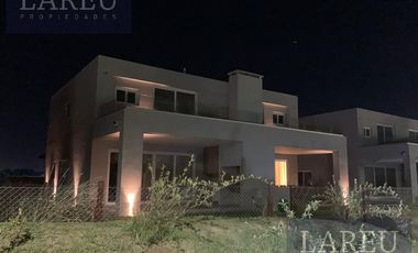 Town House Alquiler. La Calesa, Pilará.