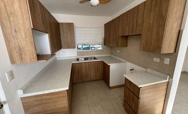 Casa en Renta en La Perla Carretera Nacional $32,000