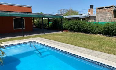 Casa con pileta en venta a 100 metros de Ruta N1