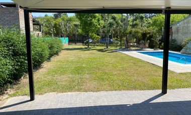 Casa con pileta en venta a 100 metros de Ruta N1