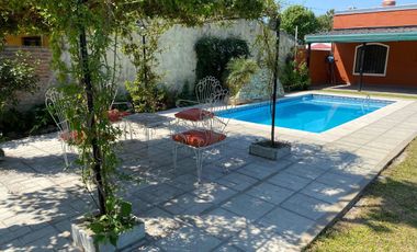 Casa con pileta en venta a 100 metros de Ruta N1