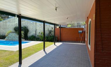 Casa con pileta en venta a 100 metros de Ruta N1