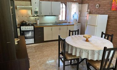 Casa con pileta en venta a 100 metros de Ruta N1