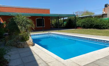 Casa con pileta en venta a 100 metros de Ruta N1