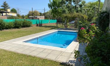 Casa con pileta en venta a 100 metros de Ruta N1