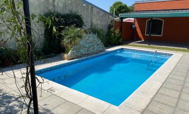 Casa con pileta en venta a 100 metros de Ruta N1
