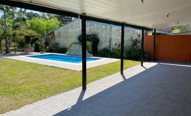 Casa con pileta en venta a 100 metros de Ruta N1