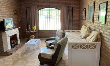 Casa con pileta en venta a 100 metros de Ruta N1