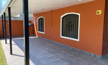 Casa con pileta en venta a 100 metros de Ruta N1