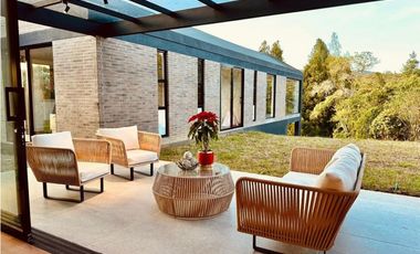 Venta casa para estrenar en alto de Palmas / Poblado