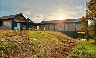 Venta casa para estrenar en alto de Palmas / Poblado