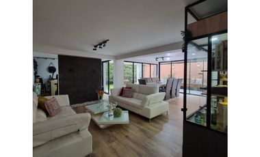 Venta de casa en la Estrella- Sector Suramerica