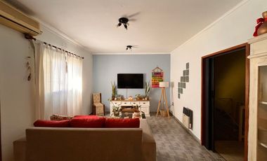 VENTA CASA - PLANTA ALTA - A 2 CUADRAS DE BV