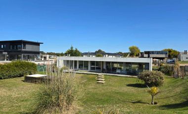 CASA EN VENTA COSTA ESMERALDA SECTOR DEPORTIVO