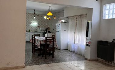 CASA EN VENTA EN PEHUAJÓ CON GALPÓN