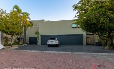 Casa con Alberca de Lujo en Renta en Fracc. Las Palmas Zapopan