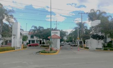 Casa en fraccionamiento cerca al centro comercial Altacia