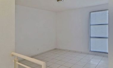 Casa en fraccionamiento cerca al centro comercial Altacia
