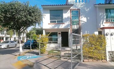Casa en fraccionamiento cerca al centro comercial Altacia