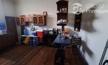 Casa en Venta en Republica/Domeyco / Se vende propiedad con 2 casas independientes total 4 habitaciones 2 baños patio interior