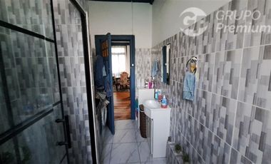 Casa en Venta en Republica/Domeyco / Se vende propiedad con 2 casas independientes total 4 habitaciones 2 baños patio interior