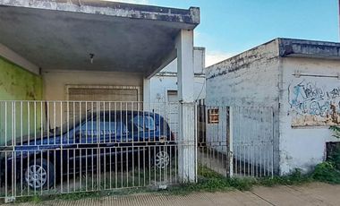 Venta Lote 7,50 x 46  con 2 casas de 3 y 2 amb