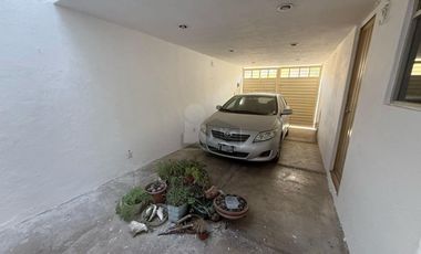 Casa en Renta con local en  Bosques de Colón, Toluca Estado de México