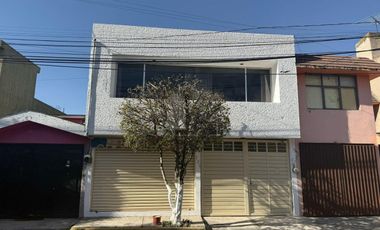 Casa en Renta con local en  Bosques de Colón, Toluca Estado de México