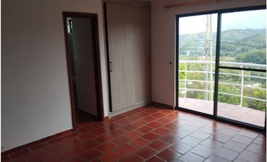 Vendo estupenda y amplia casa 5 habitaciones 45 minutos Cali