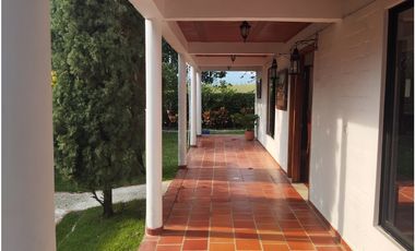 Vendo estupenda y amplia casa 5 habitaciones 45 minutos Cali