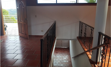 Vendo estupenda y amplia casa 5 habitaciones 45 minutos Cali