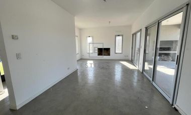 Casa en venta / alquiler, con pileta. Barrio Cerrado de Escobar, G.B.A. Zona Norte
