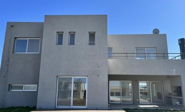 Casa en venta / alquiler, con pileta. Barrio Cerrado de Escobar, G.B.A. Zona Norte