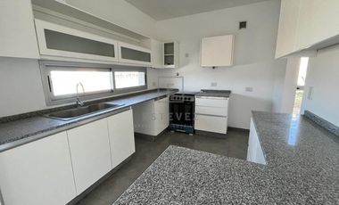 Casa en venta / alquiler, con pileta. Barrio Cerrado de Escobar, G.B.A. Zona Norte