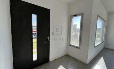Casa en venta / alquiler, con pileta. Barrio Cerrado de Escobar, G.B.A. Zona Norte