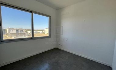 Casa en venta / alquiler, con pileta. Barrio Cerrado de Escobar, G.B.A. Zona Norte